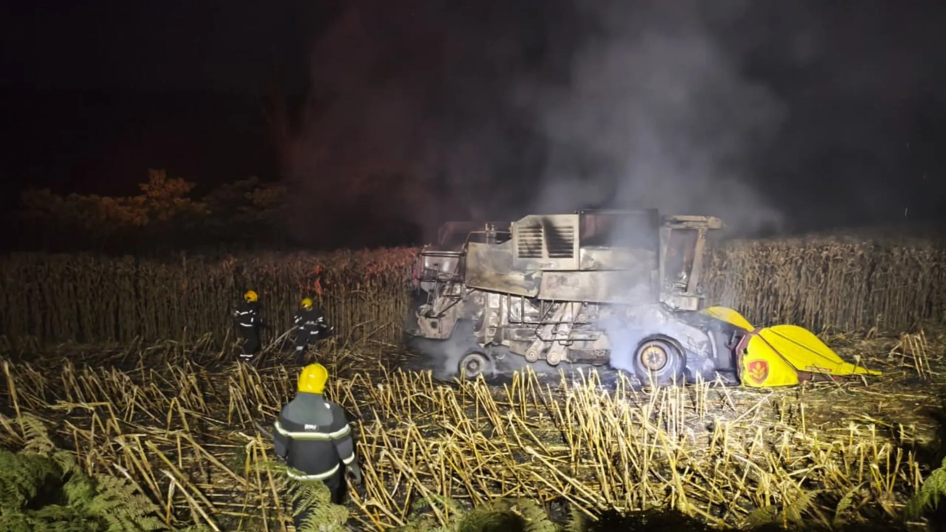 Colheitadeira é destruída por incêndio em propriedade rural