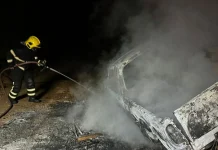 Bombeiros combatem incêndios em veículo e residência no Meio-Oeste Bombeiros combatem incêndios em veículo e residência no Meio-Oeste