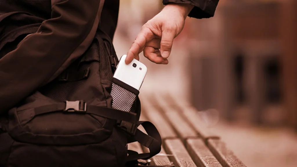 Mulher furta celular após acidente e é presa ao tentar devolver o aparelho