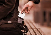 Mulher furta celular após acidente e é presa ao tentar devolver o aparelho Mulher furta celular após acidente e é presa ao tentar devolver o aparelho