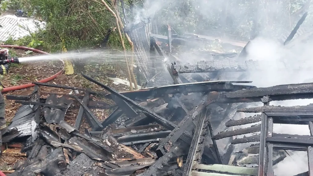 Casa é destruída por incêndio no Centro de Videira