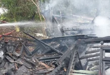 Casa é destruída por incêndio no Centro de Videira Casa é destruída por incêndio no Centro de Videira