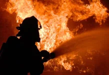 Incêndio em empresa de reciclagem ameaça barracões e mobiliza bombeiros em Videira Incêndio em empresa de reciclagem ameaça barracões e mobiliza bombeiros em Videira