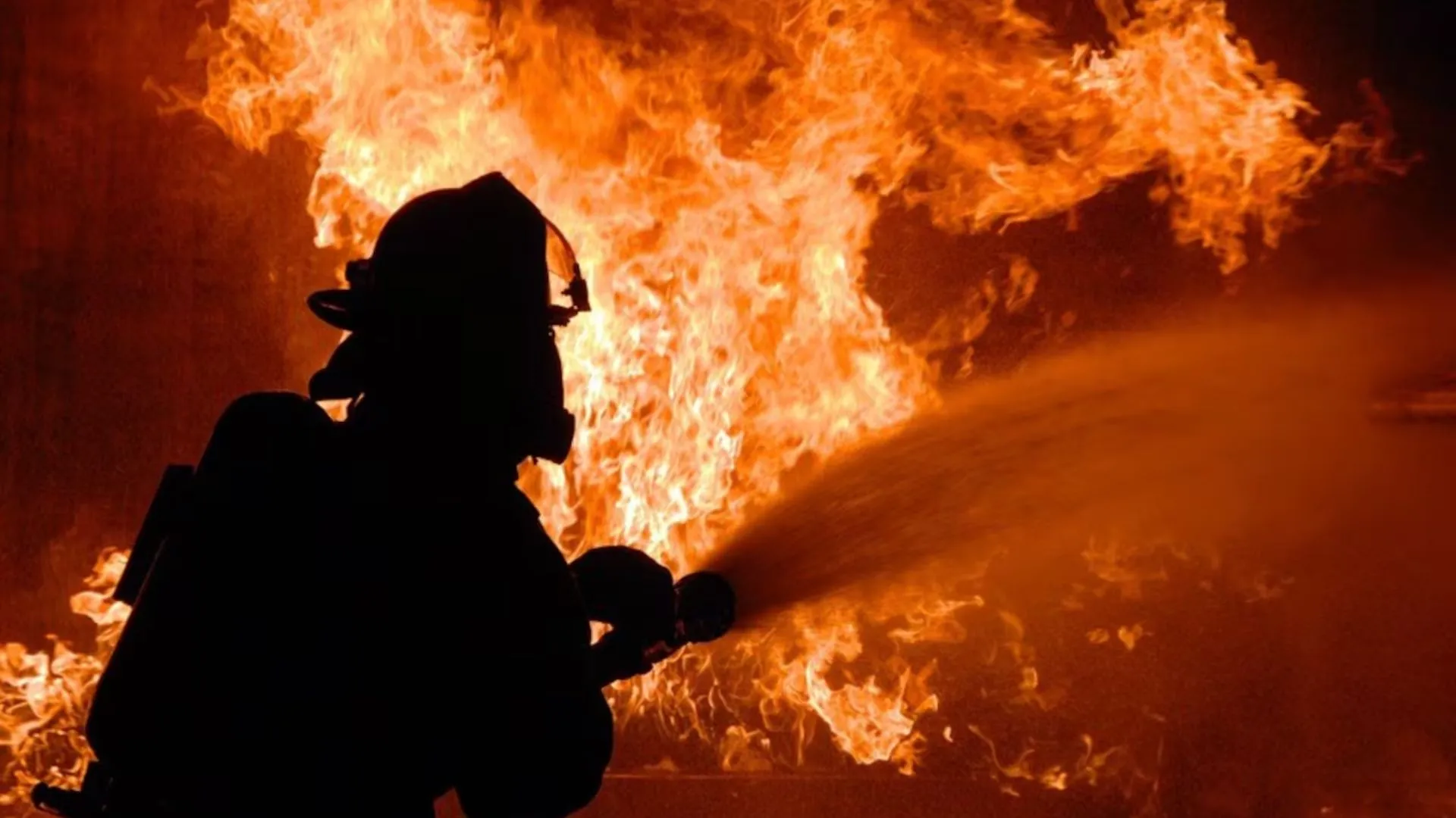 Incêndio em empresa de reciclagem ameaça barracões e mobiliza bombeiros em Videira