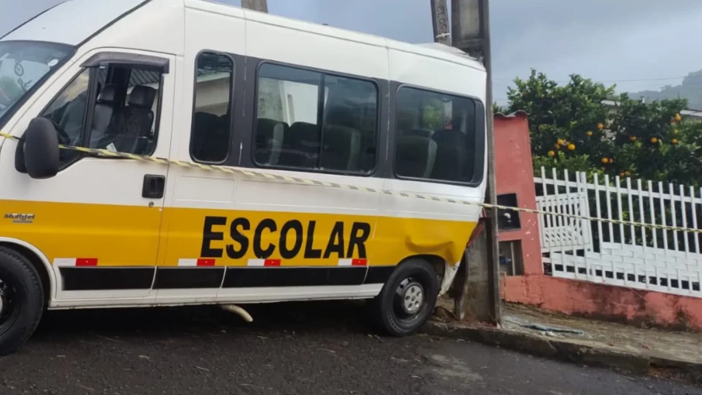Van escolar colide contra poste em Videira na manhã desta segunda-feira