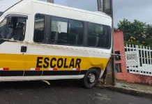 Van escolar colide contra poste em Videira na manhã desta segunda-feira Van escolar colide contra poste em Videira na manhã desta segunda-feira