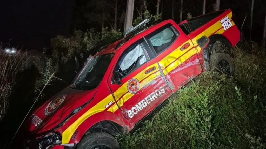 Acidente entre caminhonete, carreta e viatura dos Bombeiros deixa mulher ferida
