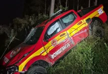 Acidente entre caminhonete, carreta e viatura dos Bombeiros deixa mulher ferida Acidente entre caminhonete, carreta e viatura dos Bombeiros deixa mulher ferida