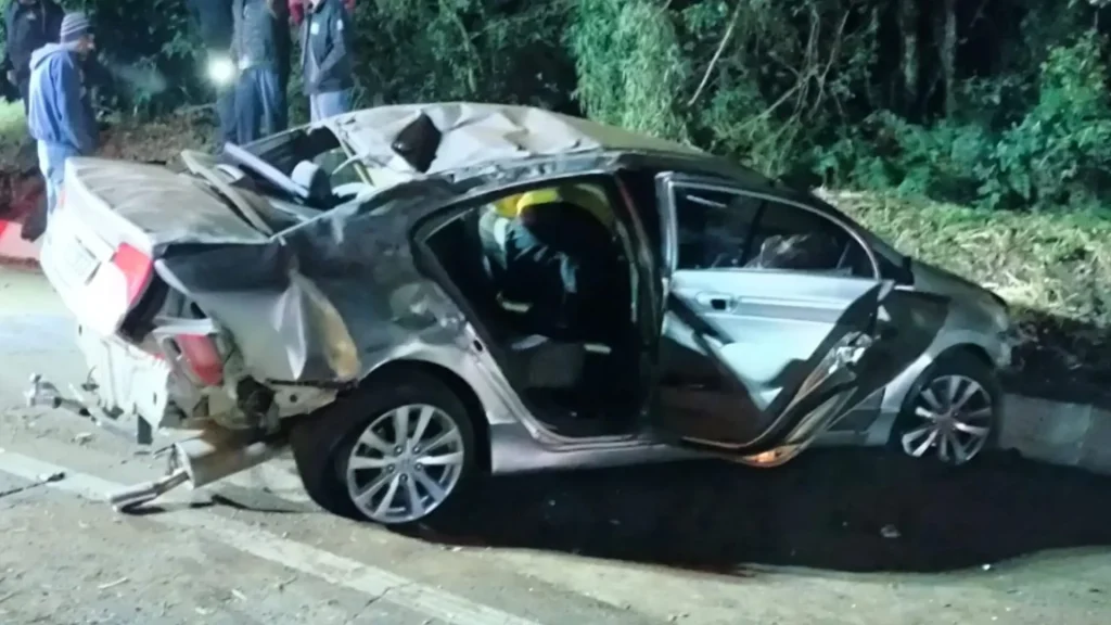 Motorista fica preso às ferragens após sair da pista e bater em barranco na BR-282