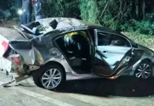 Motorista fica preso às ferragens após sair da pista e bater em barranco na BR-282 Motorista fica preso às ferragens após sair da pista e bater em barranco na BR-282