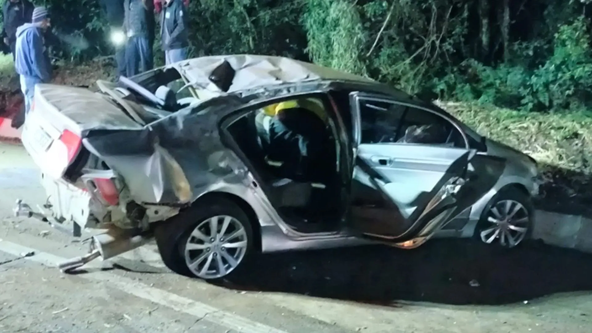 Motorista fica preso às ferragens após sair da pista e bater em barranco na BR-282