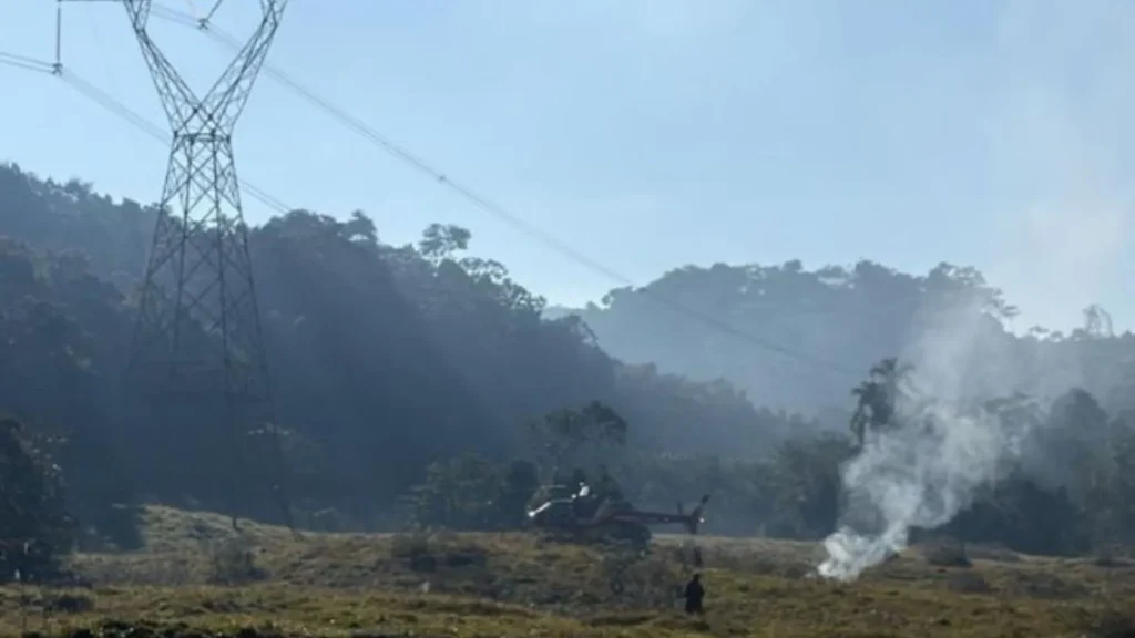 Piloto morre carbonizado após queda de helicóptero em Pomerode