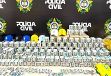 Polícia apreende 200 mil figurinhas falsificadas da Copa do Mundo de 2026 Polícia apreende 200 mil figurinhas falsificadas da Copa do Mundo de 2026
