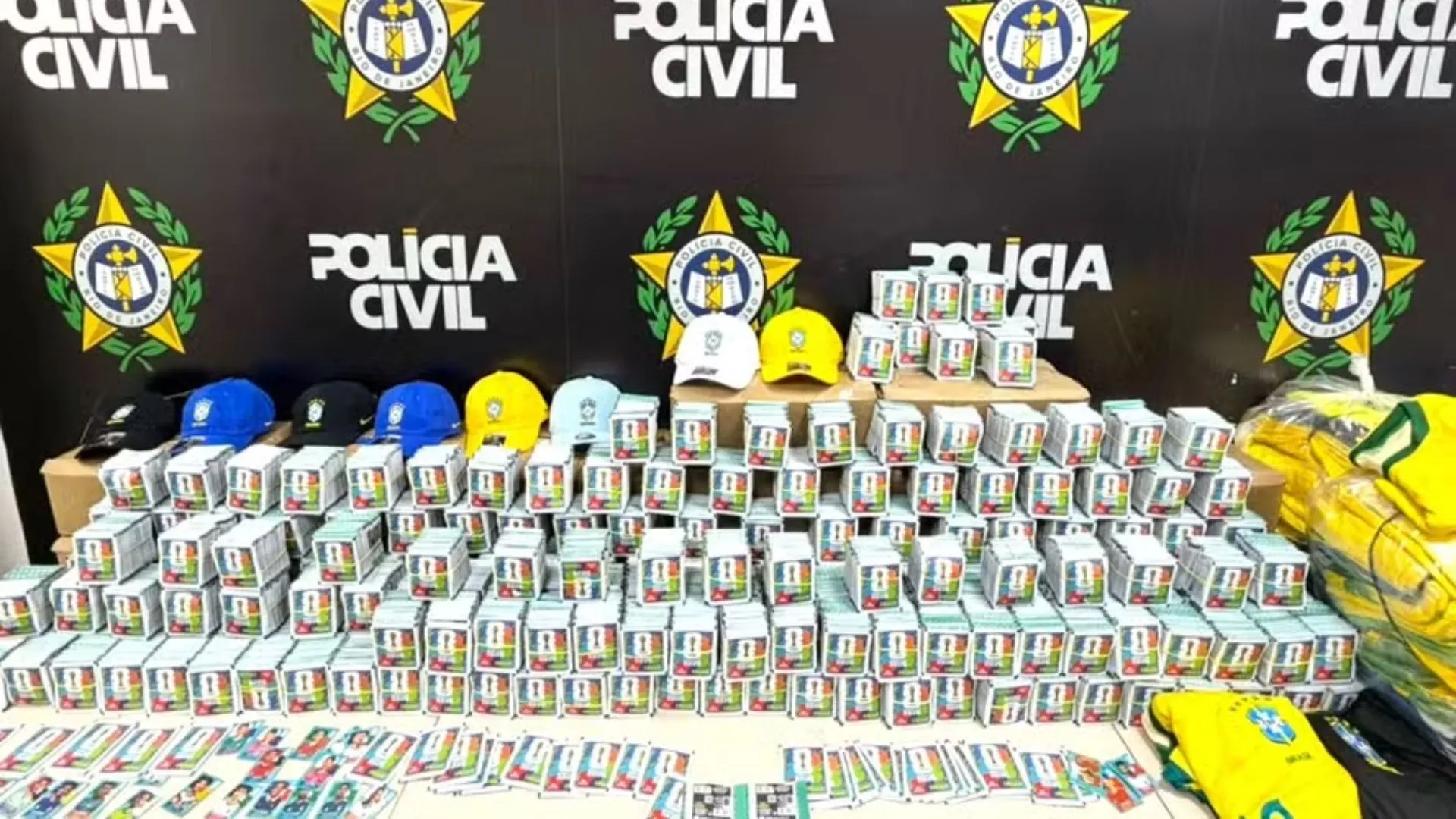 Polícia apreende 200 mil figurinhas falsificadas da Copa do Mundo de 2026