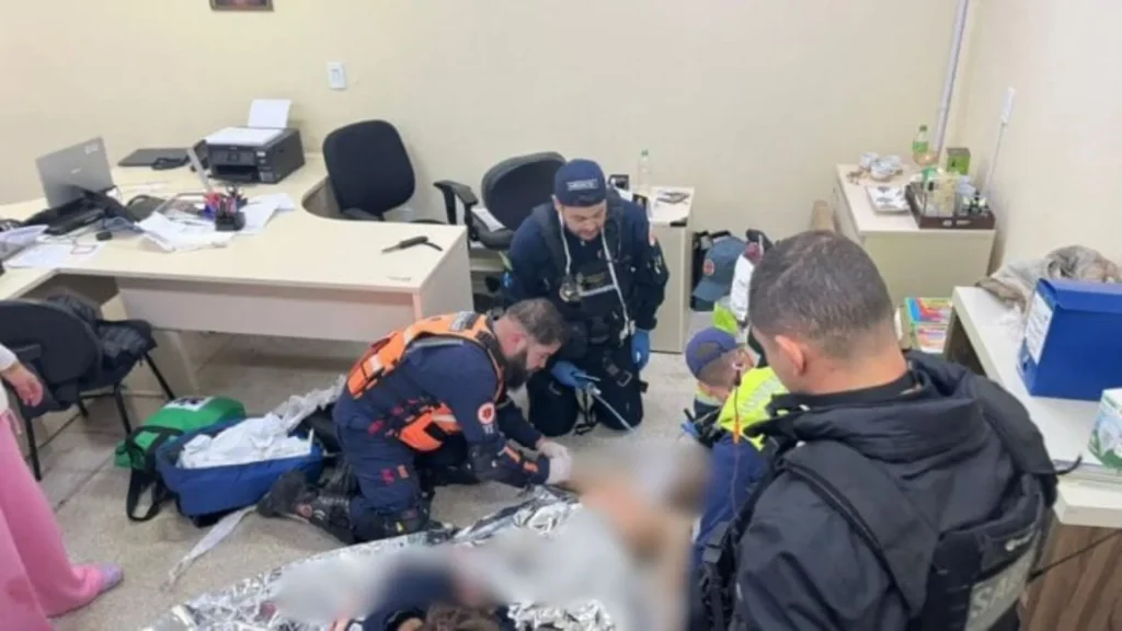 Adolescente fica gravemente ferido após ataque com canivete dentro de escola