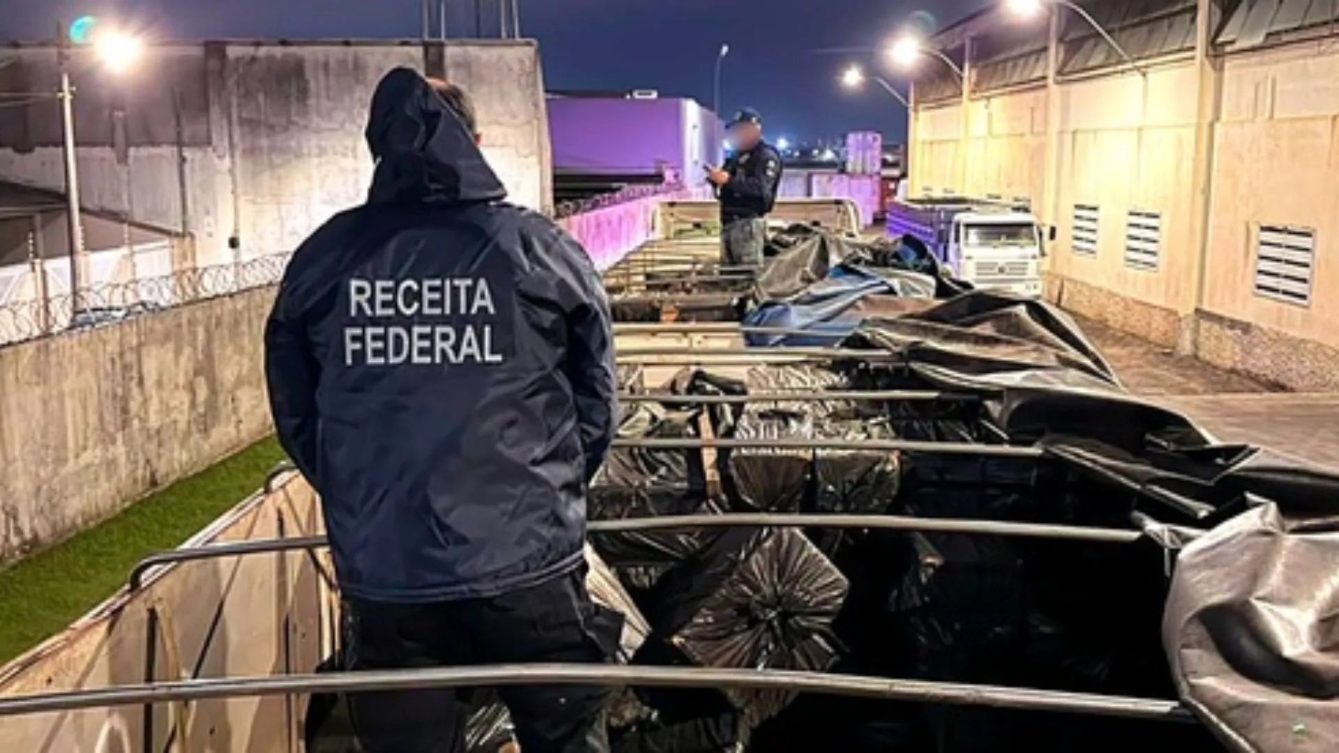 Bitrem com carga de ração escondia 300 mil maços de cigarros ilegais