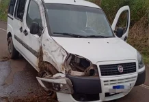 Carro capota na SC-464 em Água Doce na tarde desta segunda-feira Carro capota na SC-464 em Água Doce na tarde desta segunda-feira