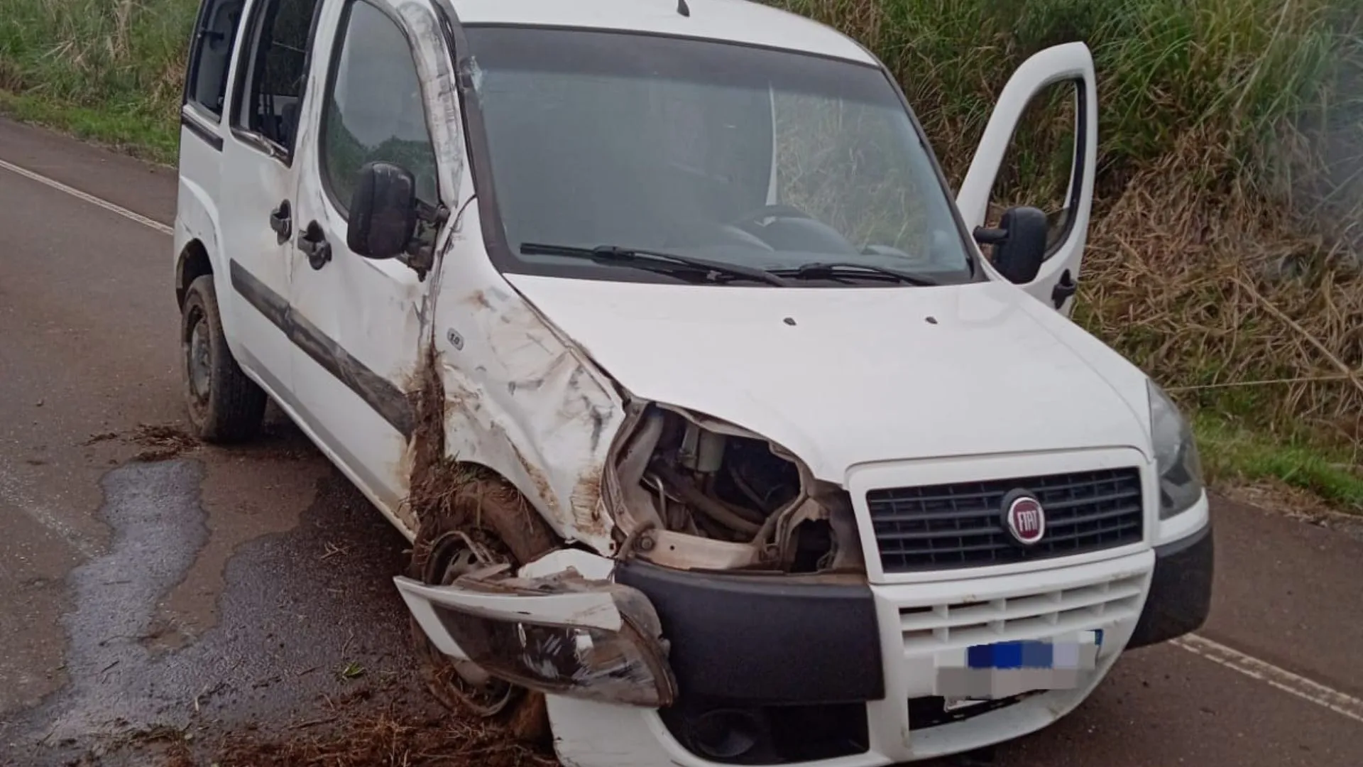 Carro capota na SC-464 em Água Doce na tarde desta segunda-feira