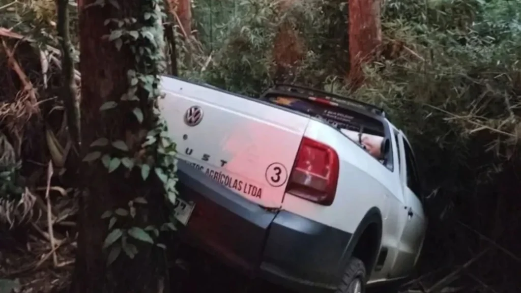 Motorista fica gravemente ferido após colisão contra árvores em Fraiburgo