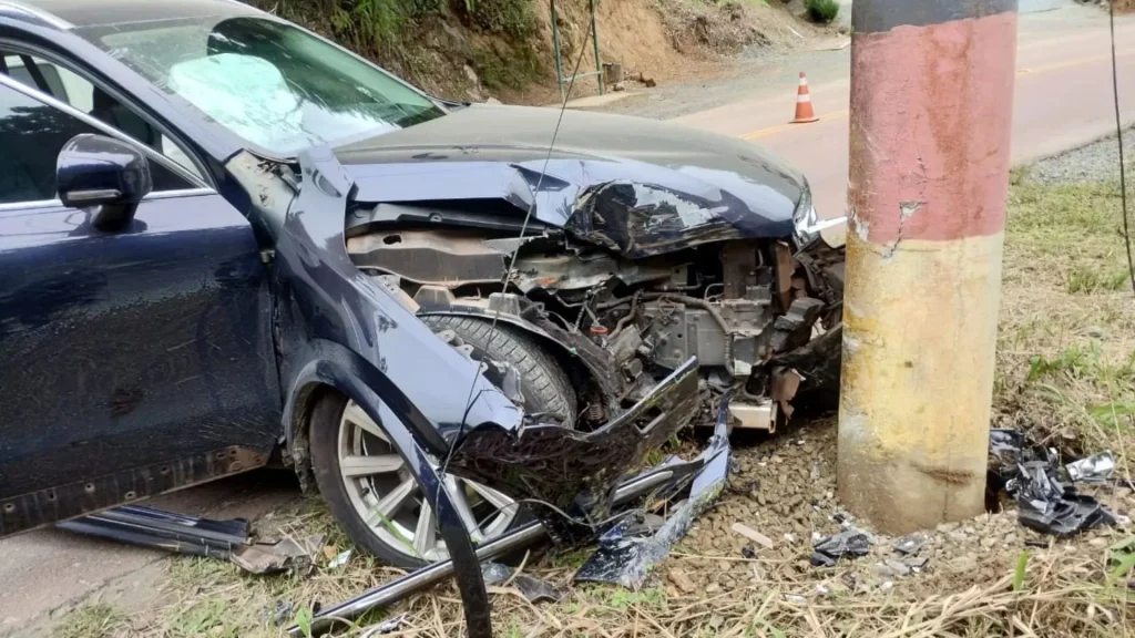 Adolescente pega carro escondido na oficina do pai para “dar uma voltinha” e bate contra poste