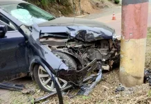 Adolescente pega carro escondido na oficina do pai para “dar uma voltinha” e bate contra poste Adolescente pega carro escondido na oficina do pai para “dar uma voltinha” e bate contra poste