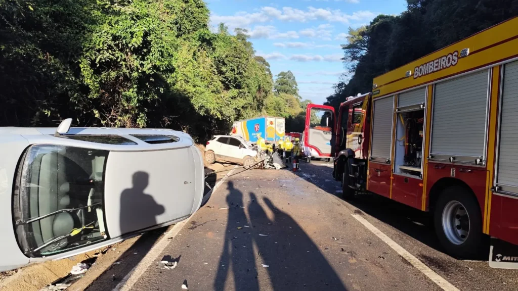 Motorista morre em grave acidente com cinco veículos na BR-282