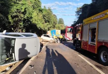 Motorista morre em grave acidente com cinco veículos na BR-282 Motorista morre em grave acidente com cinco veículos na BR-282