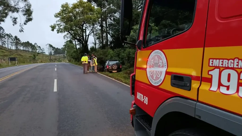 Família sai ilesa após carro sair da pista na SC-350 em Santa Cecília