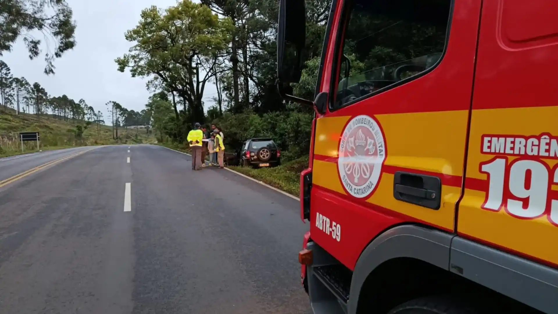 Família sai ilesa após carro sair da pista na SC-350 em Santa Cecília