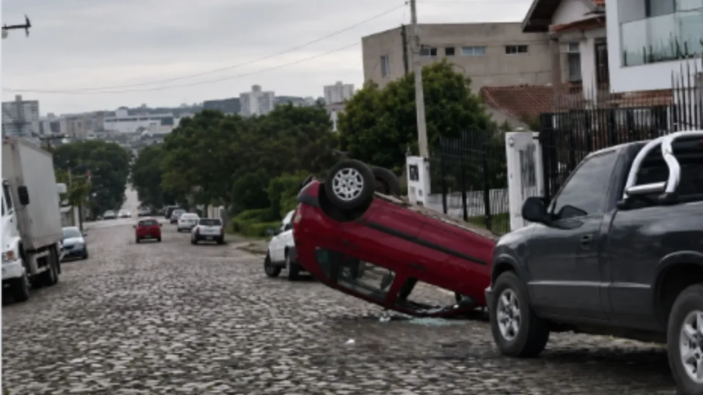 Fiat Uno capota no bairro Berger em Caçador