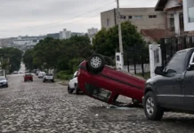 VÍDEO: Fiat Uno capota no bairro Berger em Caçador Fiat Uno capota no bairro Berger em Caçador