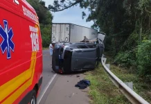 Colisão entre carro e caminhão deixa ferido na SC-135 Colisão entre carro e caminhão deixa dois feridos na SC-135