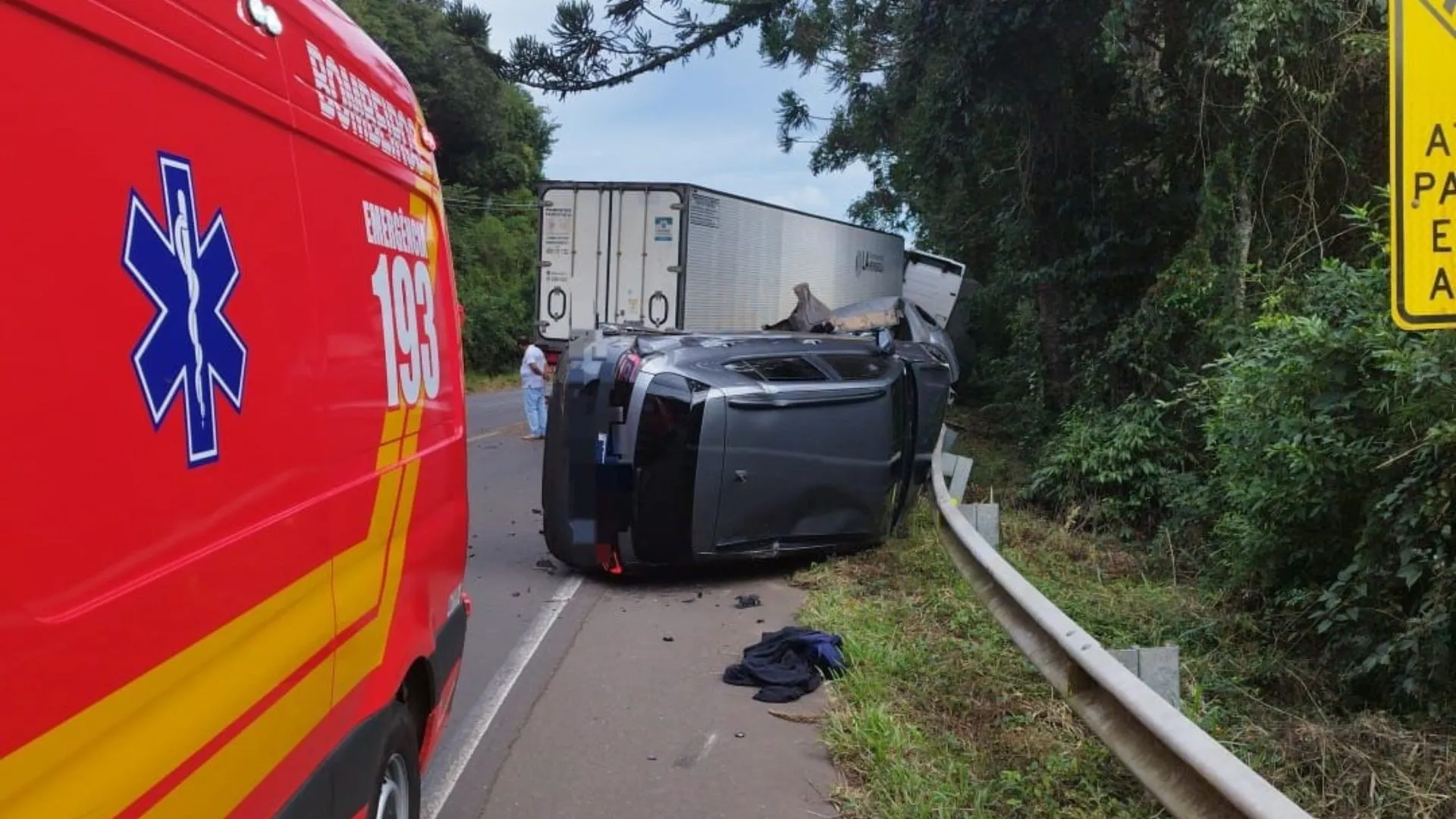 Colisão entre carro e caminhão deixa dois feridos na SC-135