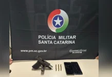 Polícia Militar apreende arma e conduz cinco homens à Delegacia Polícia Militar apreende arma e conduz cinco homens à Delegacia