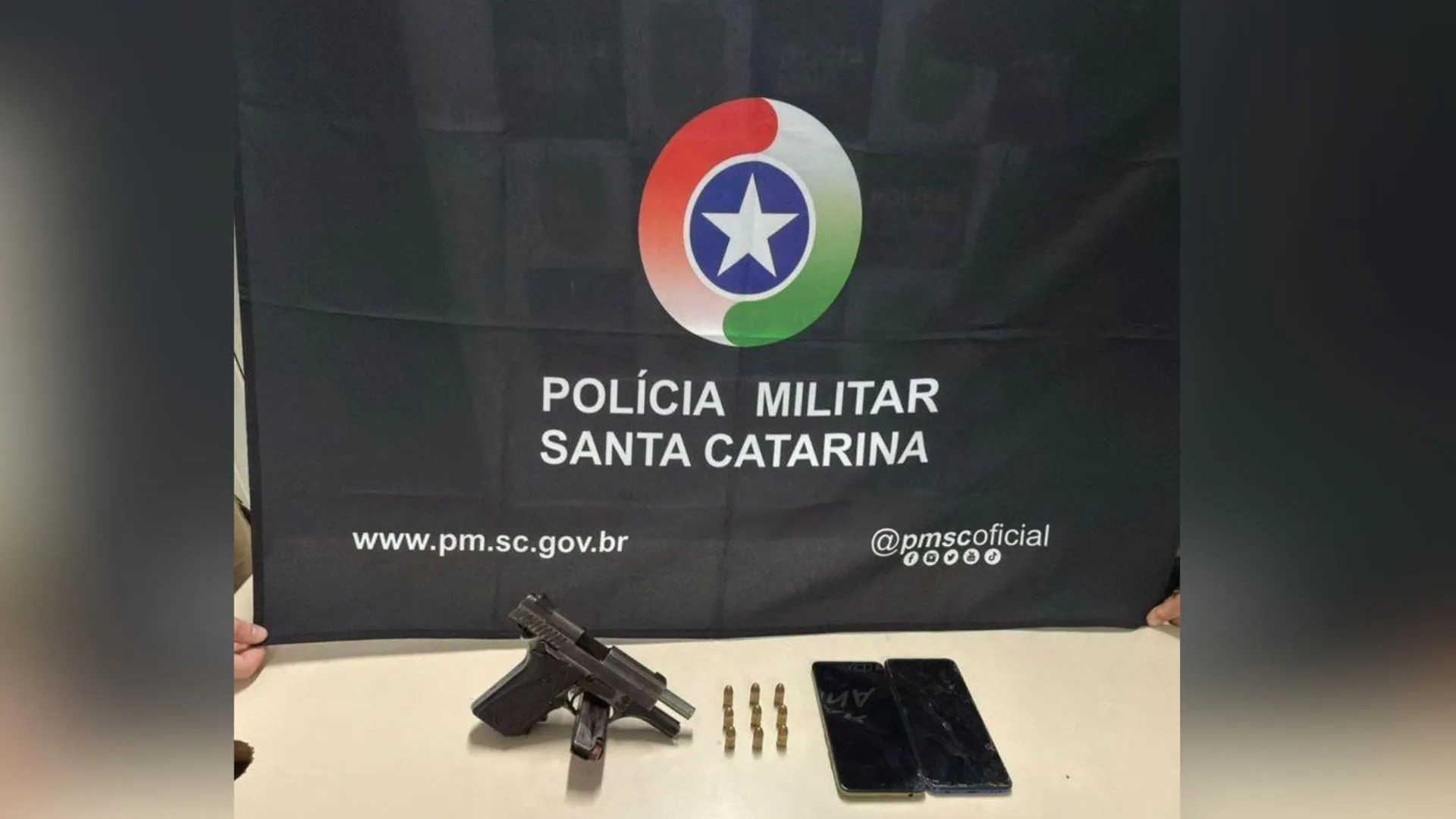 Polícia Militar apreende arma e conduz cinco homens à Delegacia