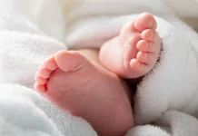 Bebê de 2 meses morre e babá é suspeita por rir no telefonema Bebê de 2 meses morre e babá é suspeita por rir no telefonema