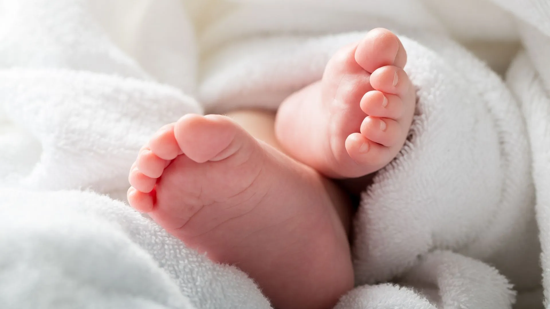 Bebê de 2 meses morre e babá é suspeita por rir no telefonema