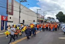Mais de mil pessoas na caminhada em defesa das crianças e adolescentes Mais de mil pessoas na caminhada em defesa das crianças e adolescentes