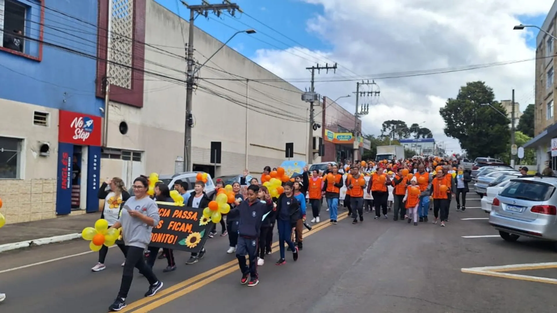 Mais de mil pessoas na caminhada em defesa das crianças e adolescentes