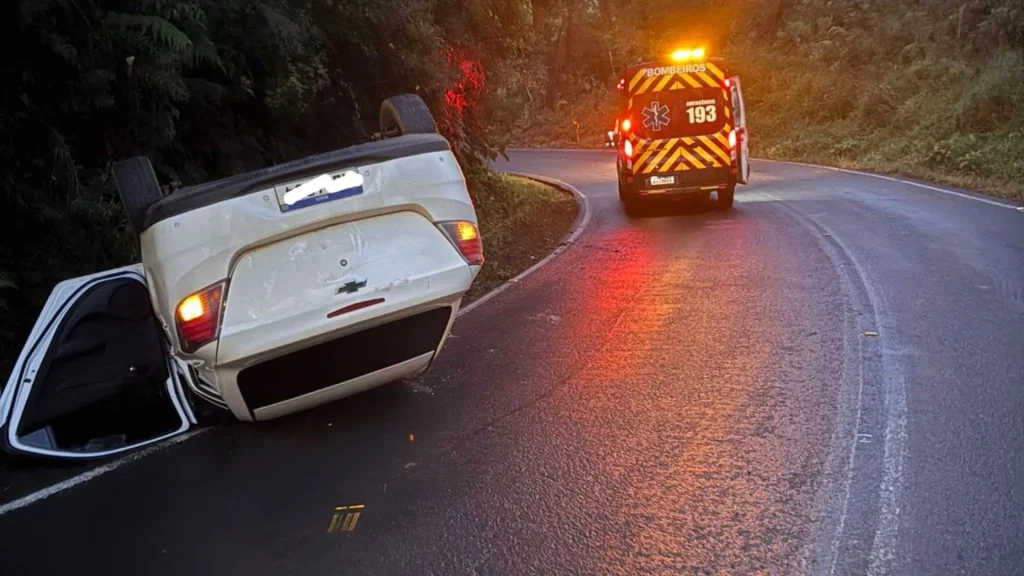 Motorista fica ferido após capotamento em Salto Veloso