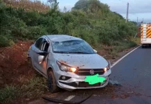 Carro com três jovens capota na SC-355 em Lebon Régis Carro com três jovens capota na SC-355 em Lebon Régis