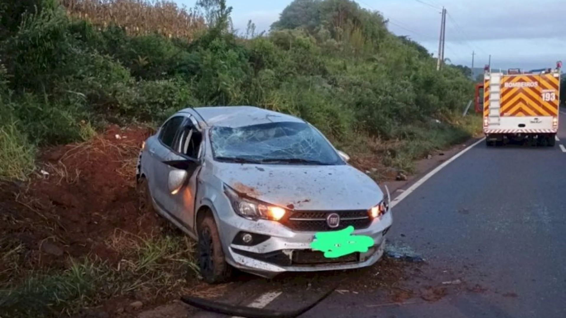 Carro com três jovens capota na SC-355 em Lebon Régis