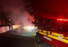Veículo é destruído por incêndio em Celso Ramos Veículo é destruído por incêndio em Celso Ramos