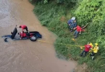 Mulher morre após carro cair em rio de cidade catarinense Mulher morre após carro cair em rio de cidade catarinense