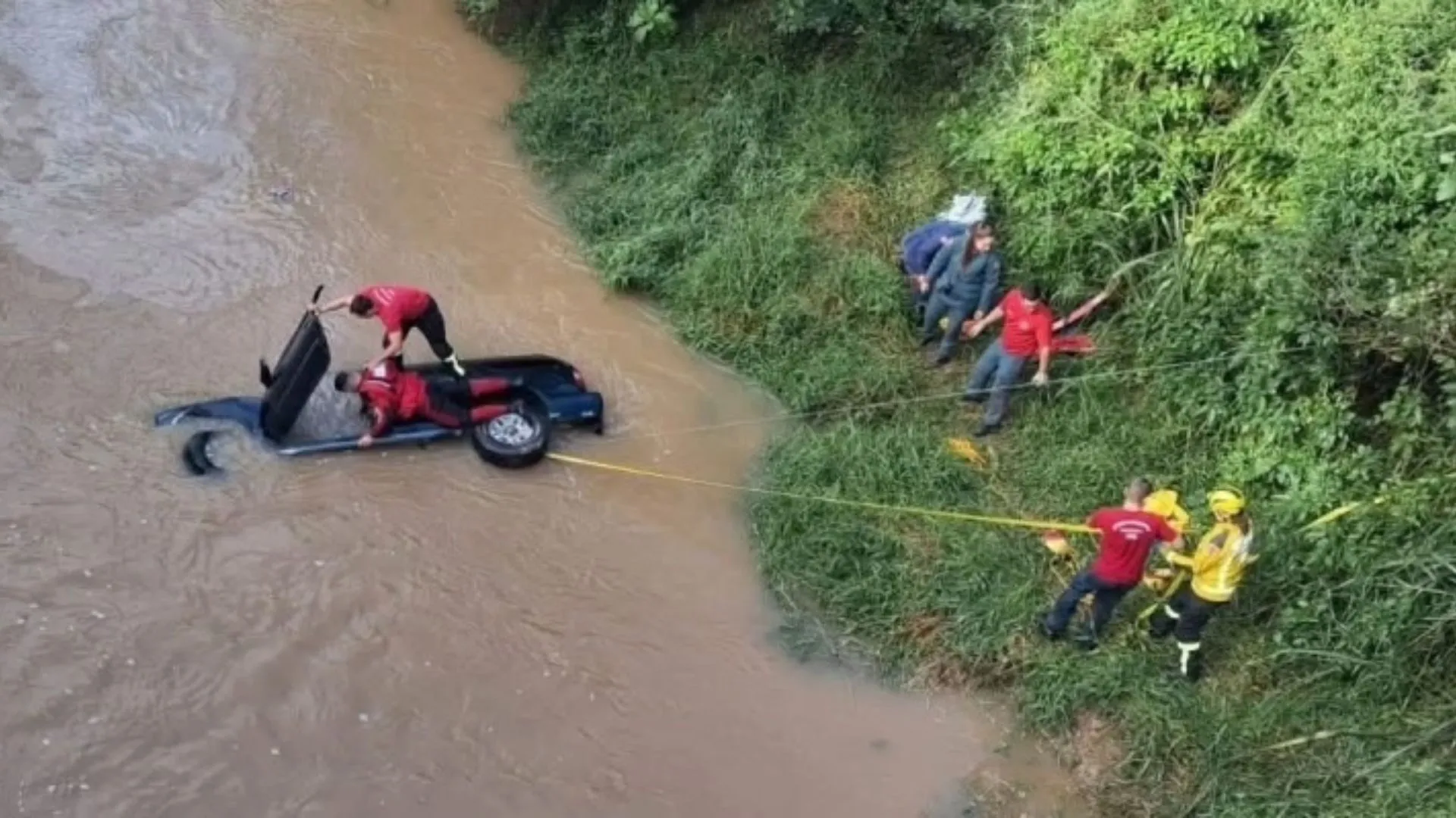 Mulher morre após carro cair em rio de cidade catarinense