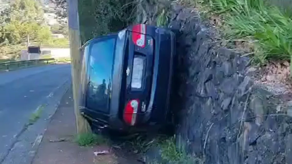 Motorista perde controle e fica prensado entre muro e poste