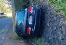 Motorista perde controle e carro fica prensado entre muro e poste Motorista perde controle e fica prensado entre muro e poste