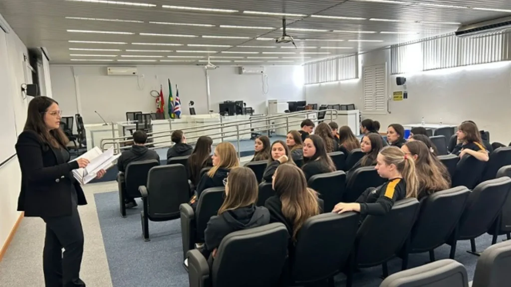 Fórum de Caçador recebe alunos em atividade de orientação profissional