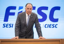 Fim da taxa das blusinhas causará perda de empregos e prejuízo à economia Fim da taxa das blusinhas causará perda de empregos e prejuízo à economia