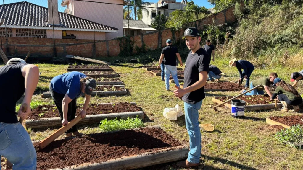 Acadêmicos de Agronomia implantam horta escolar em Caçador